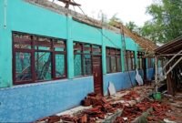 Kondisi atap SDN Madulang 2, Kecamatan Omben ambruk. (DOK. KLIKMADURA)