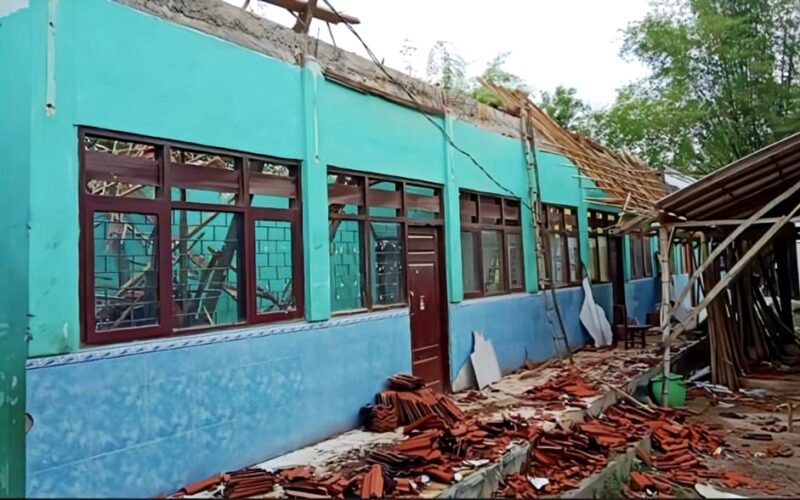 Kondisi atap SDN Madulang 2, Kecamatan Omben ambruk. (DOK. KLIKMADURA)