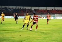 Penggawa Madura United berebut bola di SGMRP saat menjamu Persija. (MOH. IQBALUL KHAVEI MZ / KLIKMADURA)