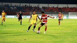 Penggawa Madura United berebut bola di SGMRP saat menjamu Persija. (MOH. IQBALUL KHAVEI MZ / KLIKMADURA)