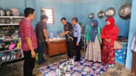 Kepala Dinas Sosial (Dinsos) Pamekasan, Herman Hidayat Santoso mengecek menu makan gratis untuk lansia beberapa waktu lalu. (DOK. KLIKMADURA)