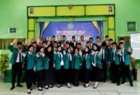 Sebanyak 93 mahasiswa Program Studi (Prodi) Sistem Informasi dan Teknik Informatika Fakultas Teknik Universitas Islam Madura (UIM) foto bersama usai mengikuti prosesi yudisium di Aula KH. Sirajuddin, Sabtu (25/10/2025).