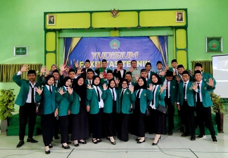 Sebanyak 93 mahasiswa Program Studi (Prodi) Sistem Informasi dan Teknik Informatika Fakultas Teknik Universitas Islam Madura (UIM) foto bersama usai mengikuti prosesi yudisium di Aula KH. Sirajuddin, Sabtu (25/10/2025).