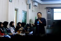 Pemred Klik Madura, Prengki Wirananda saat menjadi pemateri DJS se-Madura yang digelar NU Media Pamekasan. (KLIKMADURA)