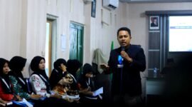 Pemred Klik Madura, Prengki Wirananda saat menjadi pemateri DJS se-Madura yang digelar NU Media Pamekasan. (KLIKMADURA)