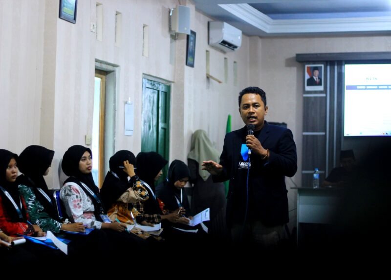 Pemred Klik Madura, Prengki Wirananda saat menjadi pemateri DJS se-Madura yang digelar NU Media Pamekasan. (KLIKMADURA)