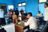 Puluhan warga yang tergabung dalam organisasi Aliansi Masyarakat Peduli Kangean (AMPK) saat audiensi dengan perwakilan Kantor Syahbandar Batu Guluk, Kangean. (ISTIMEWA)