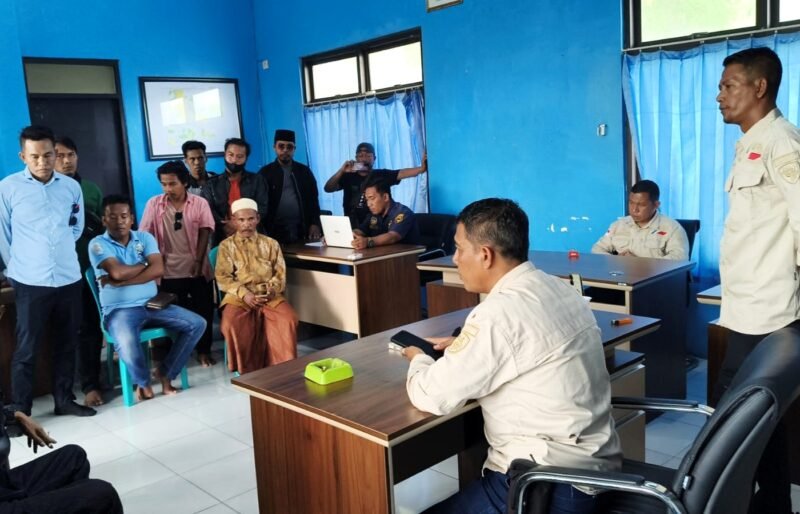 Puluhan warga yang tergabung dalam organisasi Aliansi Masyarakat Peduli Kangean (AMPK) saat audiensi dengan perwakilan Kantor Syahbandar Batu Guluk, Kangean. (ISTIMEWA)