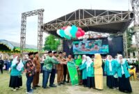 Bupati Pamekasan Dr. KH. Kholilurrahman didampingi Wabup H. Sukriyanto bersama undangan dan perwakilan dari PC Muslimat NU melepas balon sebagai pertanda bahwa kegiatan dimulai. (LAILIYANTUN NURIYAH / KLIKMADURA)