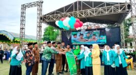 Bupati Pamekasan Dr. KH. Kholilurrahman didampingi Wabup H. Sukriyanto bersama undangan dan perwakilan dari PC Muslimat NU melepas balon sebagai pertanda bahwa kegiatan dimulai. (LAILIYANTUN NURIYAH / KLIKMADURA)