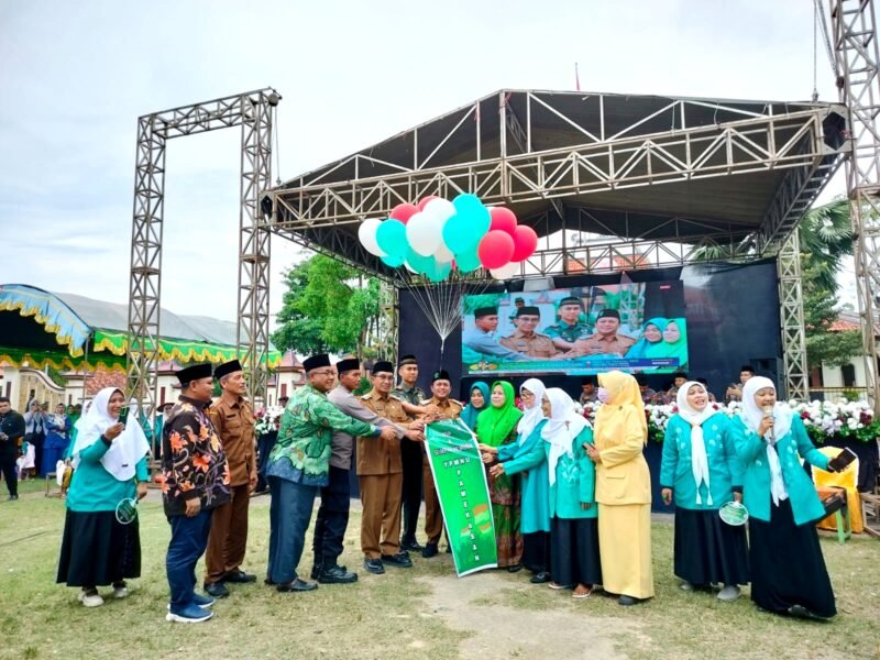 Bupati Pamekasan Dr. KH. Kholilurrahman didampingi Wabup H. Sukriyanto bersama undangan dan perwakilan dari PC Muslimat NU melepas balon sebagai pertanda bahwa kegiatan dimulai. (LAILIYANTUN NURIYAH / KLIKMADURA)