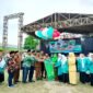 Bupati Pamekasan Dr. KH. Kholilurrahman didampingi Wabup H. Sukriyanto bersama undangan dan perwakilan dari PC Muslimat NU melepas balon sebagai pertanda bahwa kegiatan dimulai. (LAILIYANTUN NURIYAH / KLIKMADURA)