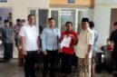 Proses penyaluran BLT DBHCHT dari Dinsos Pamekasan kepada karyawan PR. Ayunda Pertama Sejahtera. (DINSOS PAMEKASAN FOR KLIKMADURA)