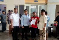 Proses penyaluran BLT DBHCHT dari Dinsos Pamekasan kepada karyawan PR. Ayunda Pertama Sejahtera. (DINSOS PAMEKASAN FOR KLIKMADURA)