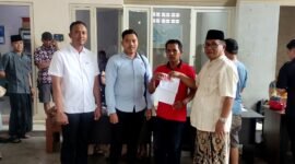 Proses penyaluran BLT DBHCHT dari Dinsos Pamekasan kepada karyawan PR. Ayunda Pertama Sejahtera. (DINSOS PAMEKASAN FOR KLIKMADURA)