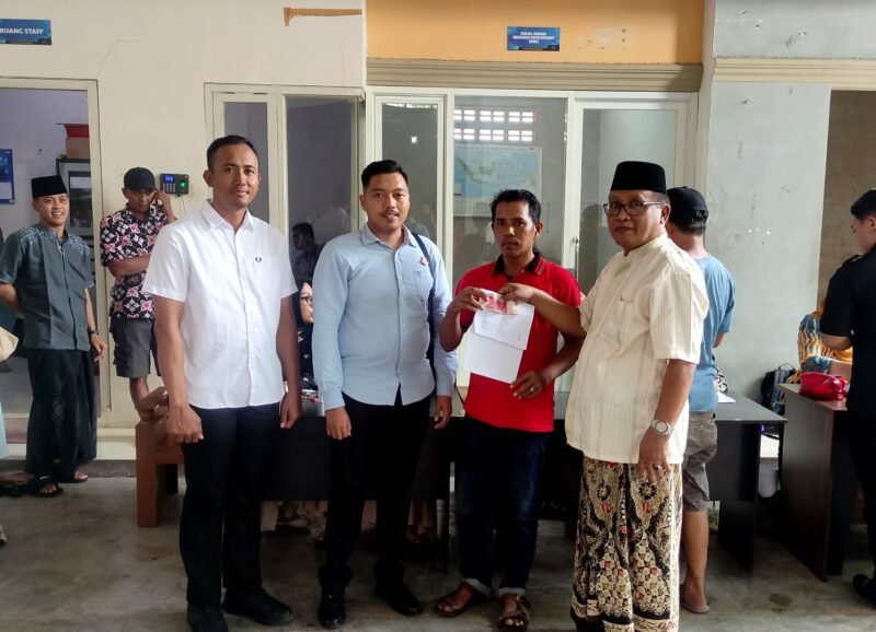 Proses penyaluran BLT DBHCHT dari Dinsos Pamekasan kepada karyawan PR. Ayunda Pertama Sejahtera. (DINSOS PAMEKASAN FOR KLIKMADURA)