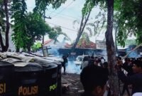 Suasana di depan Kantor DPRD Sampang saat demo ricuh. (MUKSIN IKSAN /KLIKMADURA)