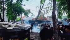 Suasana di depan Kantor DPRD Sampang saat demo ricuh. (MUKSIN IKSAN /KLIKMADURA)