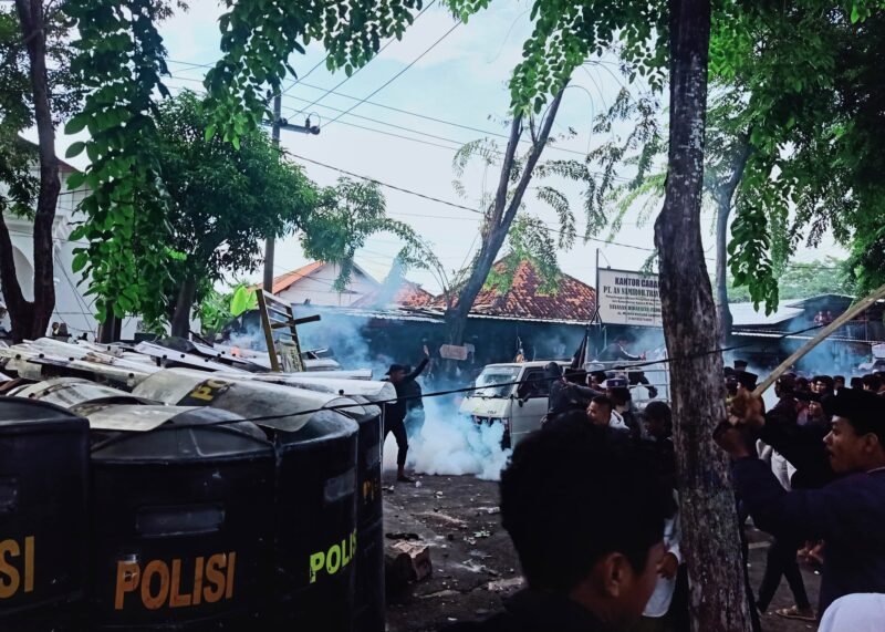 Suasana di depan Kantor DPRD Sampang saat demo ricuh. (MUKSIN IKSAN /KLIKMADURA)