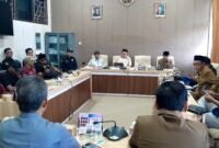 Suasana ruang rapat Komisi IV DPRD Pamekasaan saat audiensi antara keluarga pasien dengan Kusuma Hospital. (LAILIYATUN NURIYAH / KLIKMADURA)