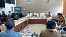 Suasana ruang rapat Komisi IV DPRD Pamekasaan saat audiensi antara keluarga pasien dengan Kusuma Hospital. (LAILIYATUN NURIYAH / KLIKMADURA)