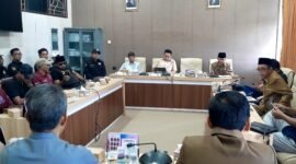 Suasana ruang rapat Komisi IV DPRD Pamekasaan saat audiensi antara keluarga pasien dengan Kusuma Hospital. (LAILIYATUN NURIYAH / KLIKMADURA)