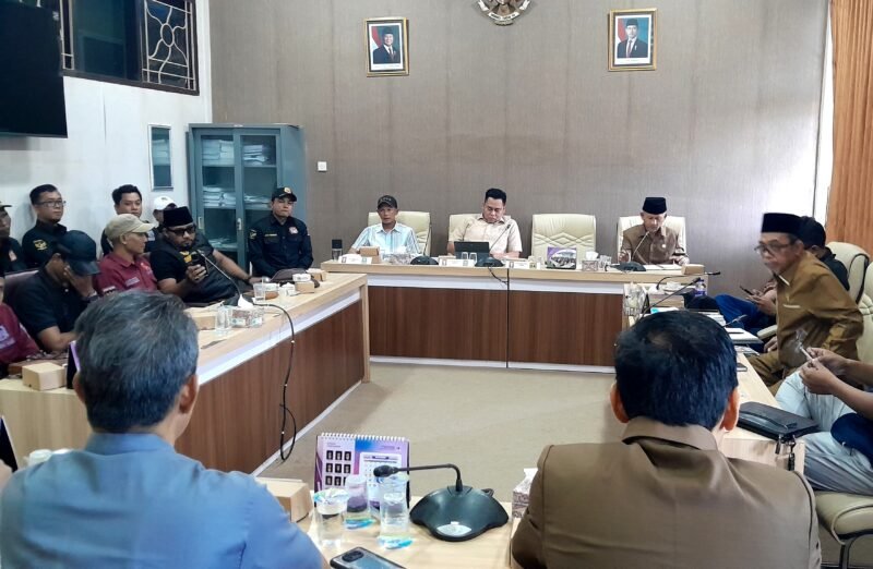 Suasana ruang rapat Komisi IV DPRD Pamekasaan saat audiensi antara keluarga pasien dengan Kusuma Hospital. (LAILIYATUN NURIYAH / KLIKMADURA)