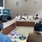 Suasana ruang rapat Komisi IV DPRD Pamekasaan saat audiensi antara keluarga pasien dengan Kusuma Hospital. (LAILIYATUN NURIYAH / KLIKMADURA)