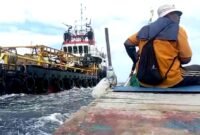 Suasana laut Kangean saat nelayan mengusir kapal induk milik PT. Kangean Energi Indonesia (KEI). (ISTIMEWA)