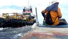 Suasana laut Kangean saat nelayan mengusir kapal induk milik PT. Kangean Energi Indonesia (KEI). (ISTIMEWA)