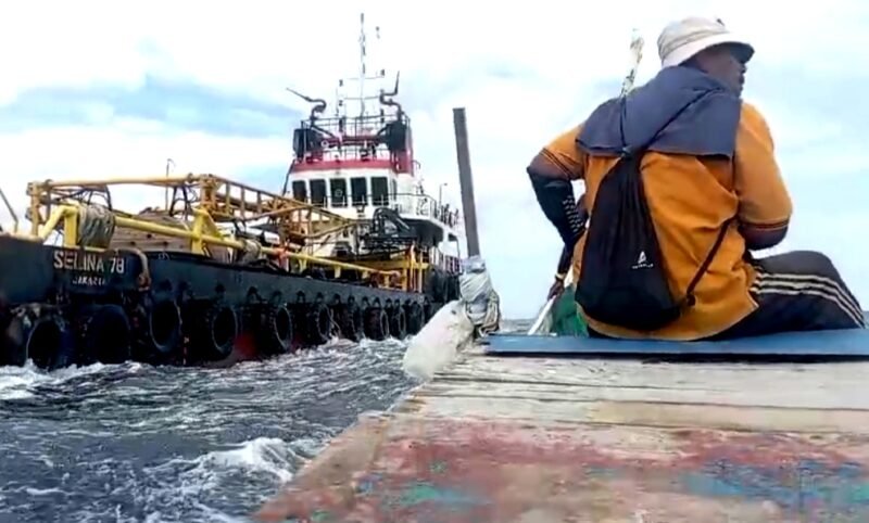 Suasana laut Kangean saat nelayan mengusir kapal induk milik PT. Kangean Energi Indonesia (KEI). (ISTIMEWA)