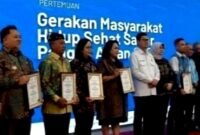 Kepala Dinas Perindustrian dan Perdagangan (Disperindag) Pamekasan Akhmad Basri Yulianto saat menerima penghargaan. (DOK. KLIKMADURA)