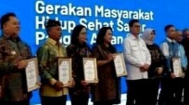 Kepala Dinas Perindustrian dan Perdagangan (Disperindag) Pamekasan Akhmad Basri Yulianto saat menerima penghargaan. (DOK. KLIKMADURA)