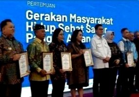 Kepala Dinas Perindustrian dan Perdagangan (Disperindag) Pamekasan Akhmad Basri Yulianto saat menerima penghargaan. (DOK. KLIKMADURA)
