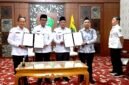Bupati Pamekasan Dr. KH. Kholilurrahman didampingi Wabup H. Sukriyanto bersama Manajer PLN UP3 Madura, Fahmi Fahresi dan Kepala BPN Pamekasan foto bersama usai penandatanganan MoU. (MOHAMMAD IQBALUL KHAVEI MZ / KLIKMADURA)
