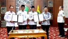 Bupati Pamekasan Dr. KH. Kholilurrahman didampingi Wabup H. Sukriyanto bersama Manajer PLN UP3 Madura, Fahmi Fahresi dan Kepala BPN Pamekasan foto bersama usai penandatanganan MoU. (MOHAMMAD IQBALUL KHAVEI MZ / KLIKMADURA)