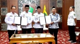 Bupati Pamekasan Dr. KH. Kholilurrahman didampingi Wabup H. Sukriyanto bersama Manajer PLN UP3 Madura, Fahmi Fahresi dan Kepala BPN Pamekasan foto bersama usai penandatanganan MoU. (MOHAMMAD IQBALUL KHAVEI MZ / KLIKMADURA)