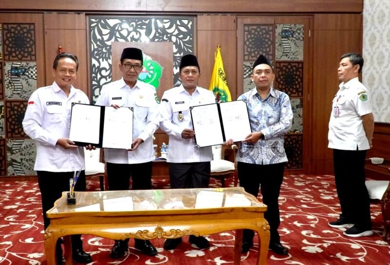 Bupati Pamekasan Dr. KH. Kholilurrahman didampingi Wabup H. Sukriyanto bersama Manajer PLN UP3 Madura, Fahmi Fahresi dan Kepala BPN Pamekasan foto bersama usai penandatanganan MoU. (MOHAMMAD IQBALUL KHAVEI MZ / KLIKMADURA)