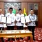 Bupati Pamekasan Dr. KH. Kholilurrahman didampingi Wabup H. Sukriyanto bersama Manajer PLN UP3 Madura, Fahmi Fahresi dan Kepala BPN Pamekasan foto bersama usai penandatanganan MoU. (MOHAMMAD IQBALUL KHAVEI MZ / KLIKMADURA)