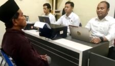 Tersangka pelaku penganiayaan saat diintrogasi oleh penyidik Polres Sampang. (KLIKMADURA)