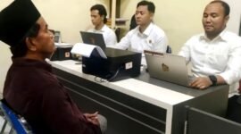 Tersangka pelaku penganiayaan saat diintrogasi oleh penyidik Polres Sampang. (KLIKMADURA)