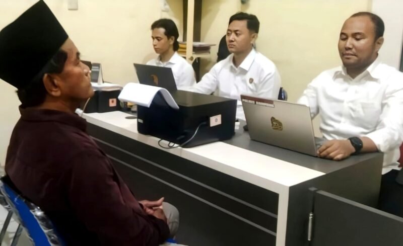 Tersangka pelaku penganiayaan saat diintrogasi oleh penyidik Polres Sampang. (KLIKMADURA)