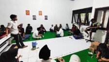 Anggota Aliansi Jurnalis Pamekasan (AJP) menggelar rapat persiapan launching buku dan AJP Awards 2025 yang akan digelar November mendatang. (KLIKMADURA)