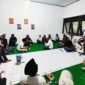 Anggota Aliansi Jurnalis Pamekasan (AJP) menggelar rapat persiapan launching buku dan AJP Awards 2025 yang akan digelar November mendatang. (KLIKMADURA)