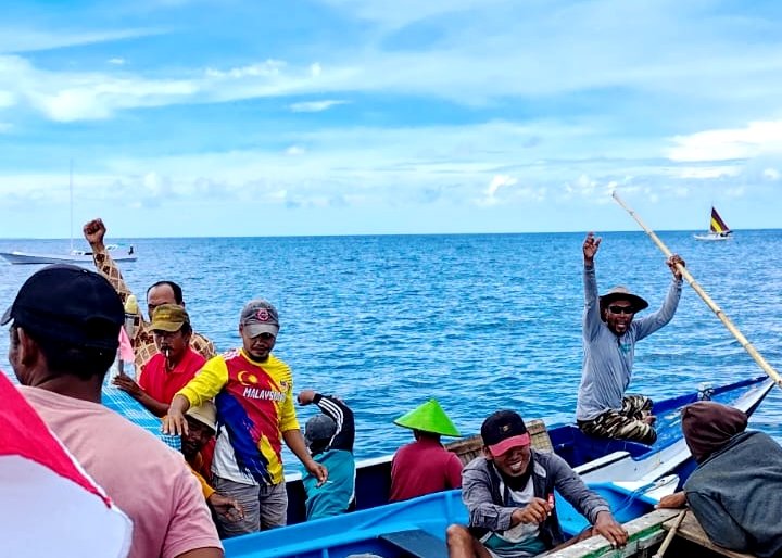 Nelayan saat menggelar aksi demonstrasi menolak tambang migas di perairan Kangean, Jumat (31/10/2025). (ISTIMEWA)