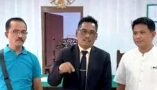 Ach. Suhairi (tengah) kuasa hukum tersangka kasus jual beli pita cukai saat berada di PN Pamekasan. (ISTIMEWA)