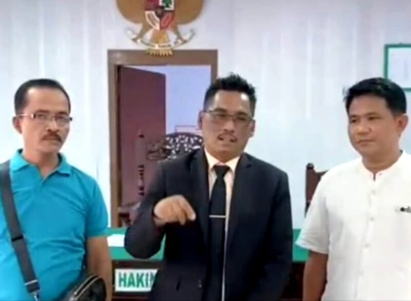 Ach. Suhairi (tengah) kuasa hukum tersangka kasus jual beli pita cukai saat berada di PN Pamekasan. (ISTIMEWA)