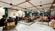 Sejumlah anak muda menikmati hidangan di Yala Kopitiam Plus Pamekasan. (LAILIYATUN NURIYAH / KLIKMADURA)