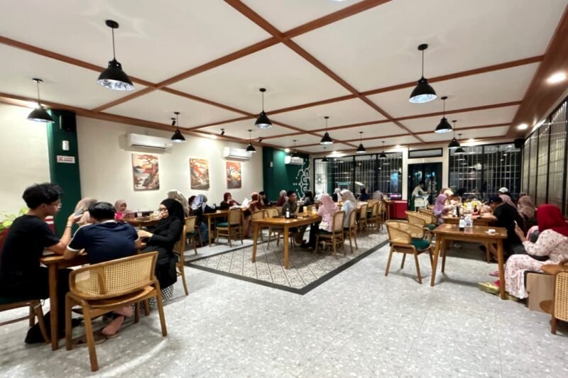 Sejumlah anak muda menikmati hidangan di Yala Kopitiam Plus Pamekasan. (LAILIYATUN NURIYAH / KLIKMADURA)