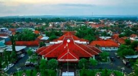 Penampakan Pendopo Ronggosukowati dari udara. (Sumber Foto: IG @explorepamekasan)